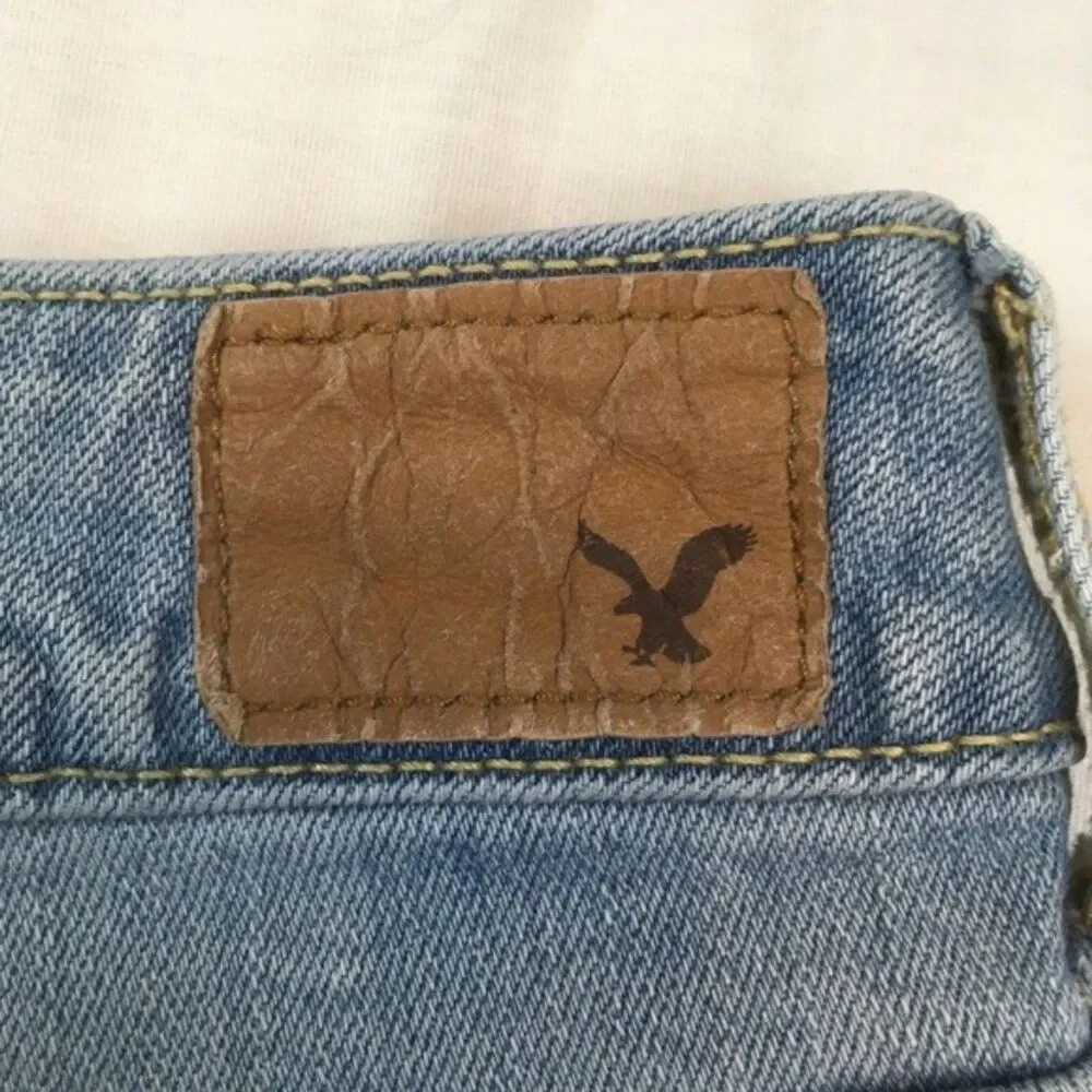 American Eagle Womens Size 2 Medium Wash Blue Distressed Crochet Shortie Shorts